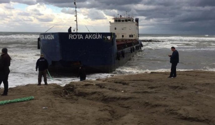 Karadeniz’de sürüklenen gemi sahile oturdu