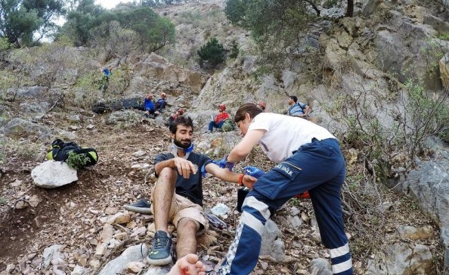 Kayalıklardan düşen genç 12 saatte kurtarıldı