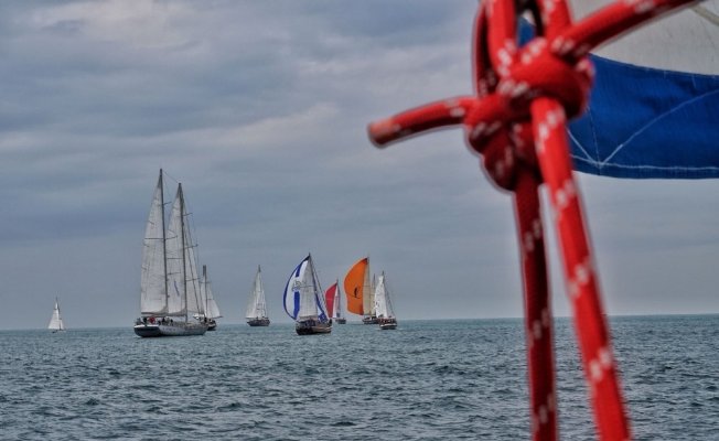 Marmara ve Akdeniz’i aşan yelkenlilerin kıyasıya mücadelesi devam ediyor
