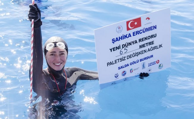 Şahika Ercümen, Salda Gölü’nde 65 metreye inerek yeni dünya rekorunu kırdı