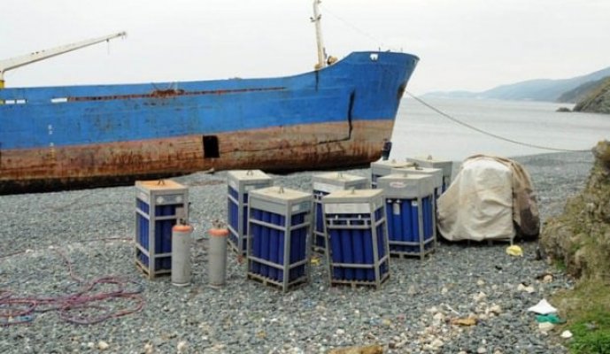 Gemileri parçalamaya çalışırken yakalandılar