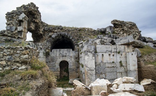 Tarihi Roma Tiyatrosu’ndan 2500 yıllık seramikler çıktı...