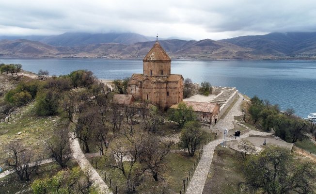 Tatlı suya kavuşan Akdamar Adası yeşilleniyor