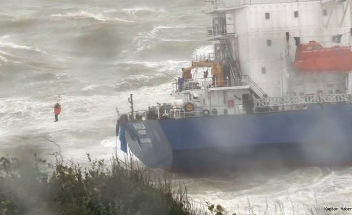 Karaya oturan gemideki mürettebat böyle tahliye ediliyor