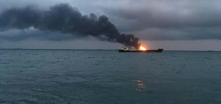 Kerç Boğazı’ndaki gemi yangında kurtarılan 8 Türk denizciden 3'ü Türkiye'ye döndü.