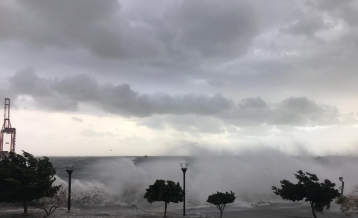 Mersin’de fırtına hayatı felç etti