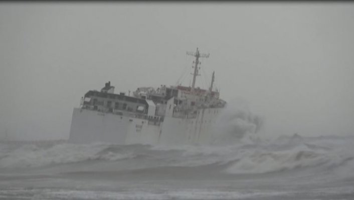 Mersin’de karaya oturan gemide nefes kesen kurtarma operasyonu