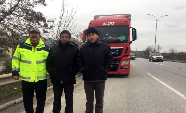 (Özel) Pendik’te limana giriş için bekleyen tırlar kilometrelerce kuyruk oluşturdu
