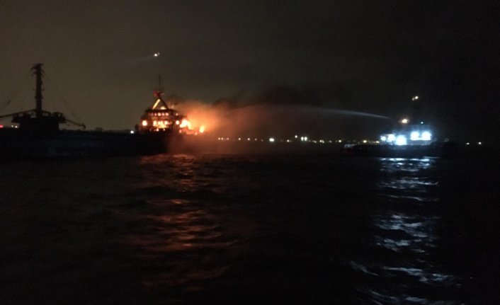 Pendikte Bir Yük Gemisi Yanıyor