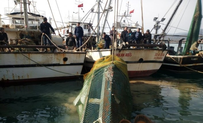 Balıkçıların ağına takılan hurda haldeki deniz aracı sürat teknesi çıktı
