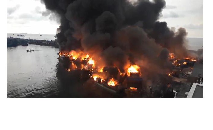 Jakarta Muara Baru Limanı’nda yangın çıktı: 20 balıkçı teknesi yandı