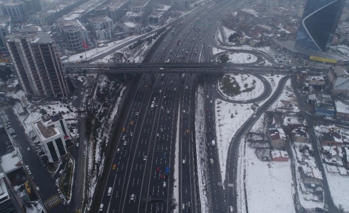 Yeşil alan ve çatılardaki beyaz örtü havadan görüntülendi
