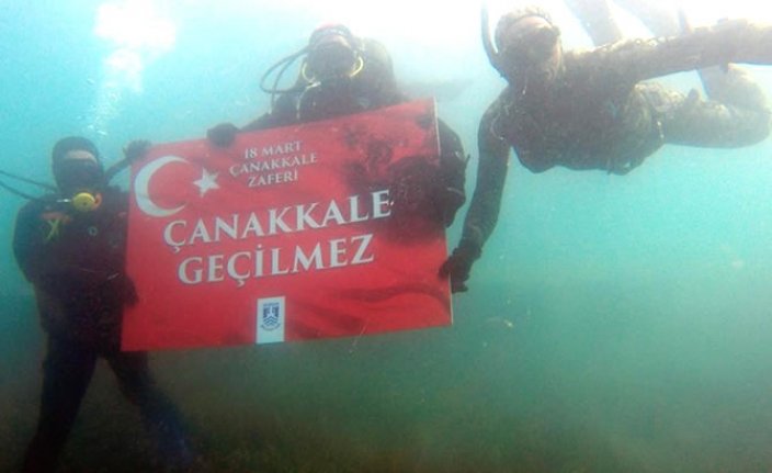Dalgıçlar, deniz dibinde ‘Çanakkale Geçilmez’ pankartı açtı