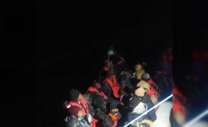 Kuşadası Körfezi’nde bindikleri lastik bot su alan 3’ü çocuk 11 kaçak göçmen kurtarıldı