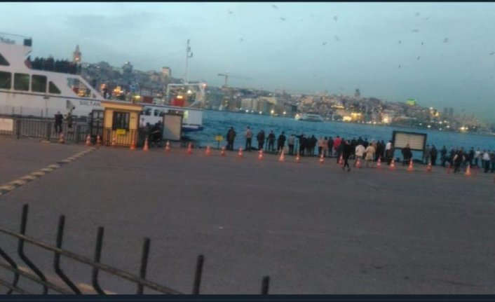 Sirkeci'de otomobiliyle denize uçtu