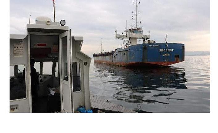 Gemilerini terk edemeyen denizcilere gıda yardımı yapıldı