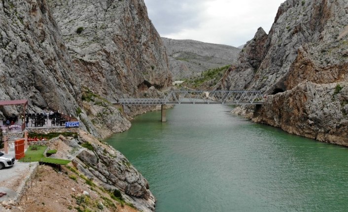 Muhteşem manzarasıyla Fırat üzerinde zipline keyfi