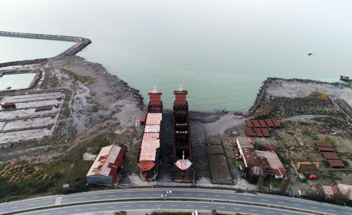 12 yıldır kızakta bekleyen gemi denize indirildi