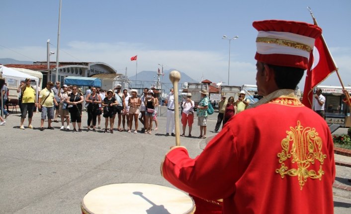 Alanya’da yılın ilk kruvaziyer turistlerine mehterli karşılama