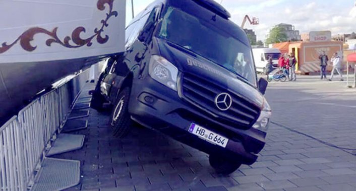 Almanya'da ilginç kaza: Minibüse gemi çarptı