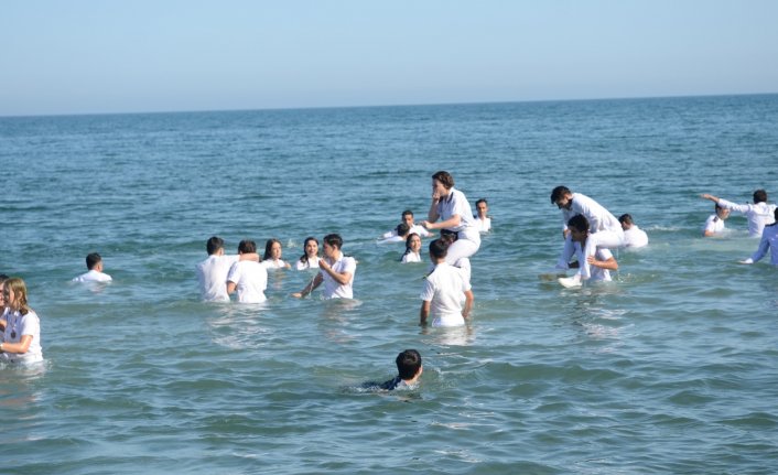 Denizde mezuniyet coşkusu