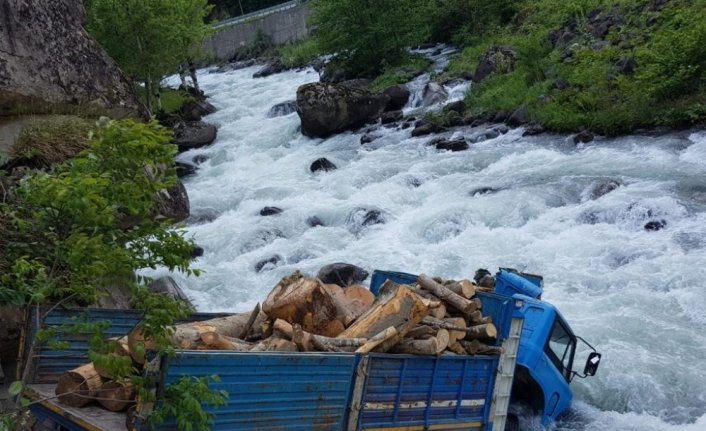 Dereye uçan kamyondan kendi imkanlarıyla kurtuldu