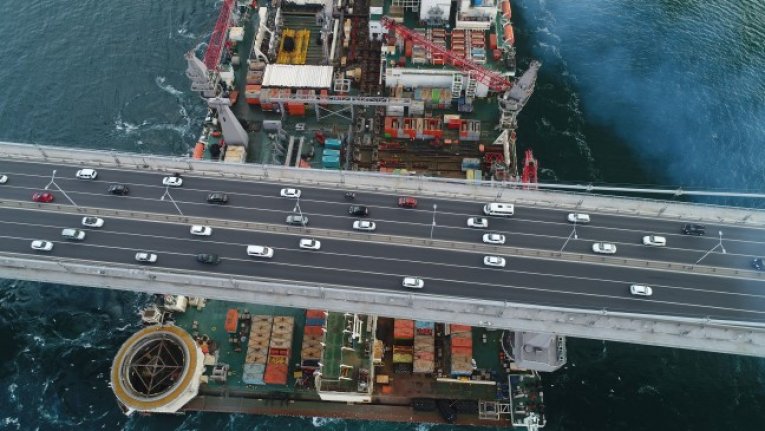 Dünyanın en büyük inşaat gemisi İstanbul Boğazı'ndan geçti