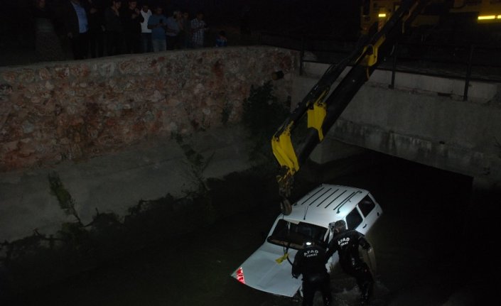 El frenini çekmeyi unuttuğu otomobil sulama kanalına uçtu