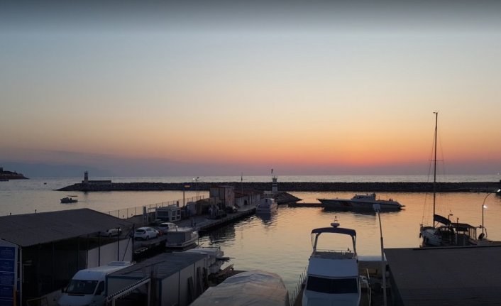 Kuşadası’nda 26 kaçak göçmen ve 3 insan kaçakçısı yakalandı