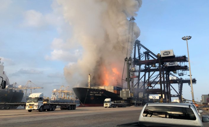 Laem Chabang limanında, kimyasal madde taşıyan bir kargo gemisi yandı