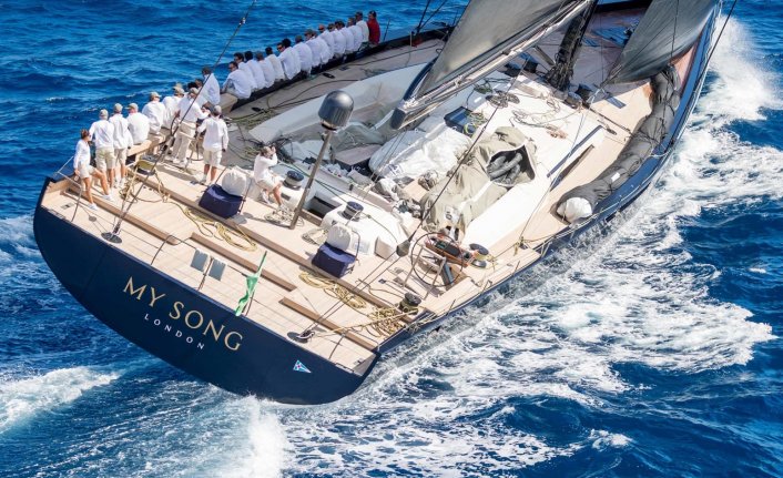 MV Brattinsborg adlı gemiden denize düşen süper lüks yat "My Song"  kayboldu