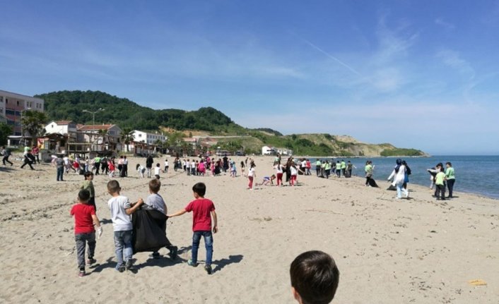 Öğrencilerden plaj temizliği