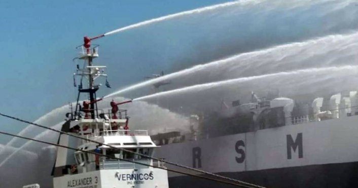 Pire Limanında, canlı hayvan taşıma gemisinde yangın çıktı