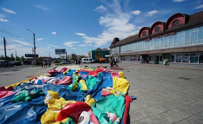 Rusya’da şişme oyun parkı rüzgara kapıldı: 5 çocuk yaralandı