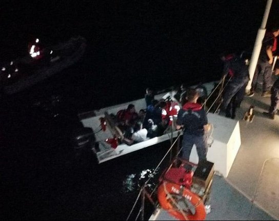 Tekneleri batan kaçak göçmenleri sahil güvenlik kurtardı