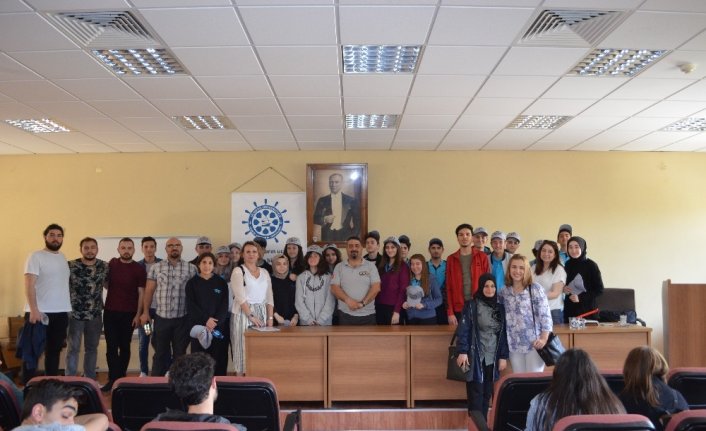 Üniversitelilere "yükleme" semineri