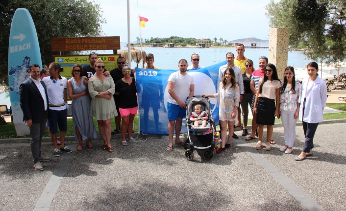 Üst üste 6'ıncı kez Mavi bayrağı plajlarına getirdiler