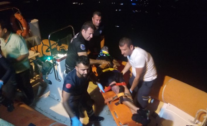 25 metrelik falezlerden denize atladı