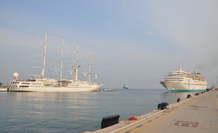 4 gemi ile 4 bin 400 turist, Kuşadası’na giriş yaptı