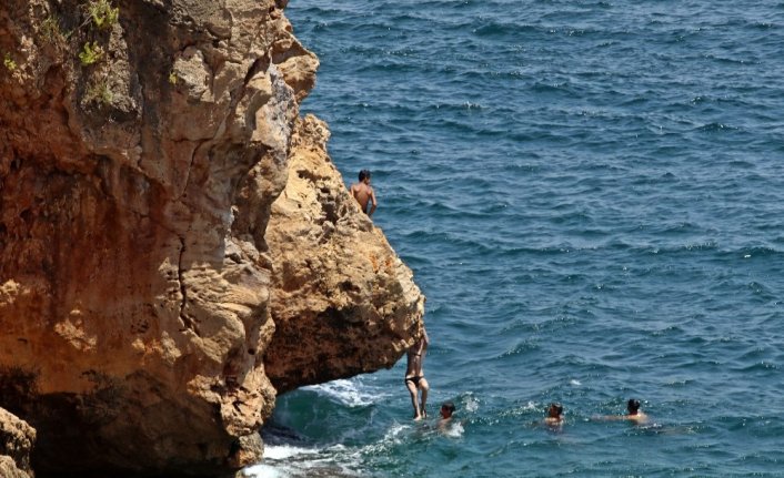 Çocukların falezlerde tehlikeli deniz keyfi