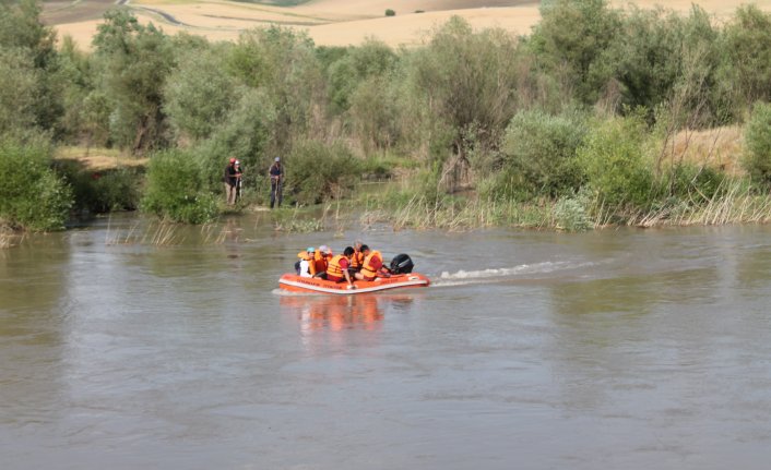 Dicle Nehri'nin ortasında mahsur kalan 7 çocuğu ekipler kurtardı