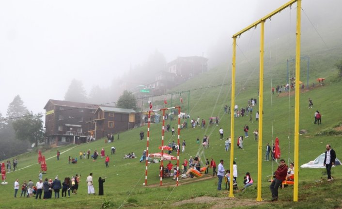 Doğa harikası Ayder’de sis ve yağmur turistlere engel olamadı