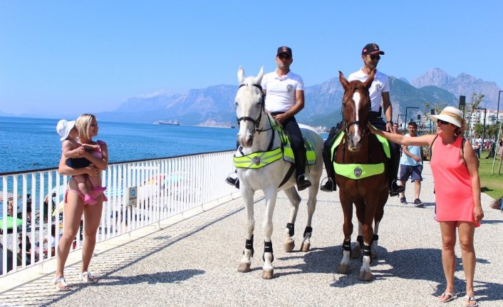 Dünyaca ünlü sahilde güvenlik atlı polislere emanet