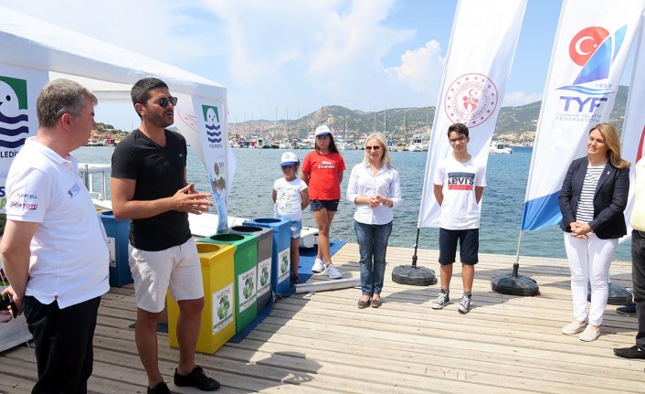 Foça'da, çevreci yelkenciler iş başında