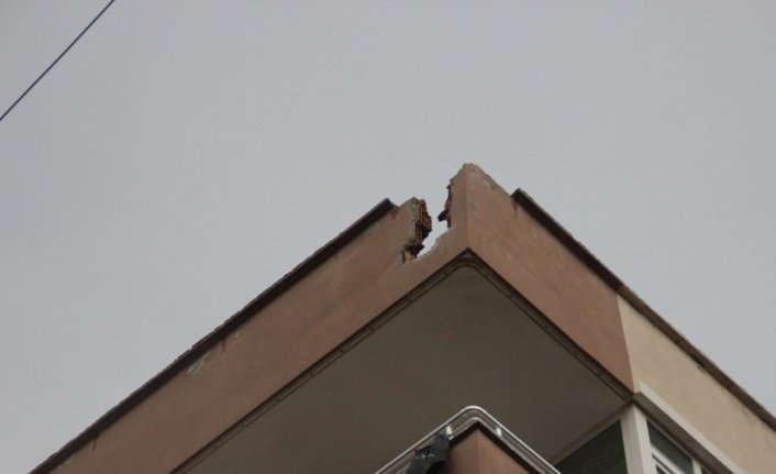 Hatay’da binanın çatısına yıldırım düştü