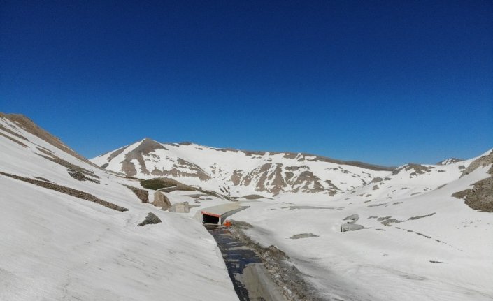 Karapet geçidinde kar manzaraları