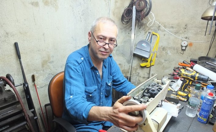 (Özel) 119 yıllık torna makinesiyle tamirat yapıyor