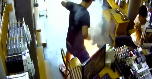 (Özel) Cep telefonu bataryası bomba gibi patladı