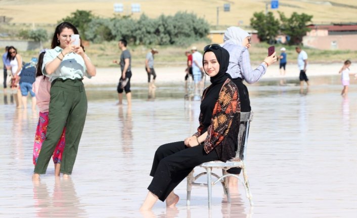 (ÖZEL) Tuz Gölü’nde çıplak ayakla yürüme turizmi sahilleri aratmıyor
