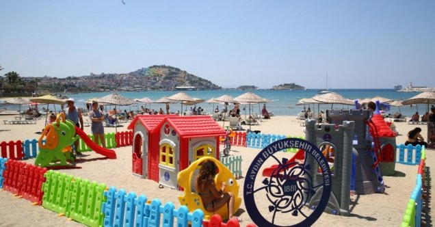 Sahile kurulan oyun parkları hem çocukları hem de ailelerini mutlu etti